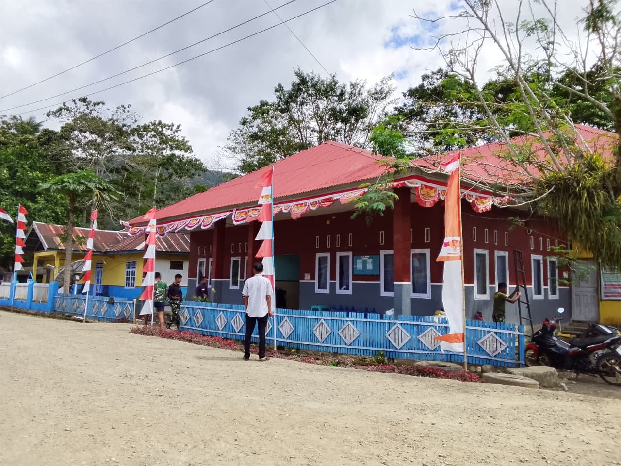 Semarak HUT ke-81 RI, Satgas TMMD ke-129 Kodim 1407/Bone Hiasi Kantor Desa Pattuku dengan Bendera dan Umbul-Umbul