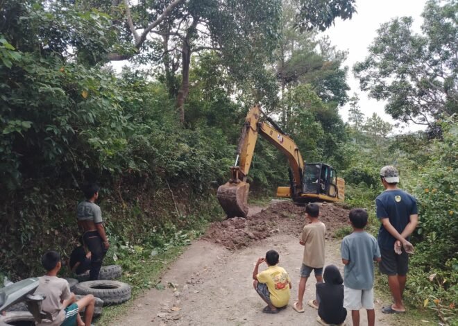 Excavator Andalkan Kekuatan Alat Berat, Percepatan Peningkatan Jalan TMMD ke-129 Kodim 1407/Bone Terus Dikebut
