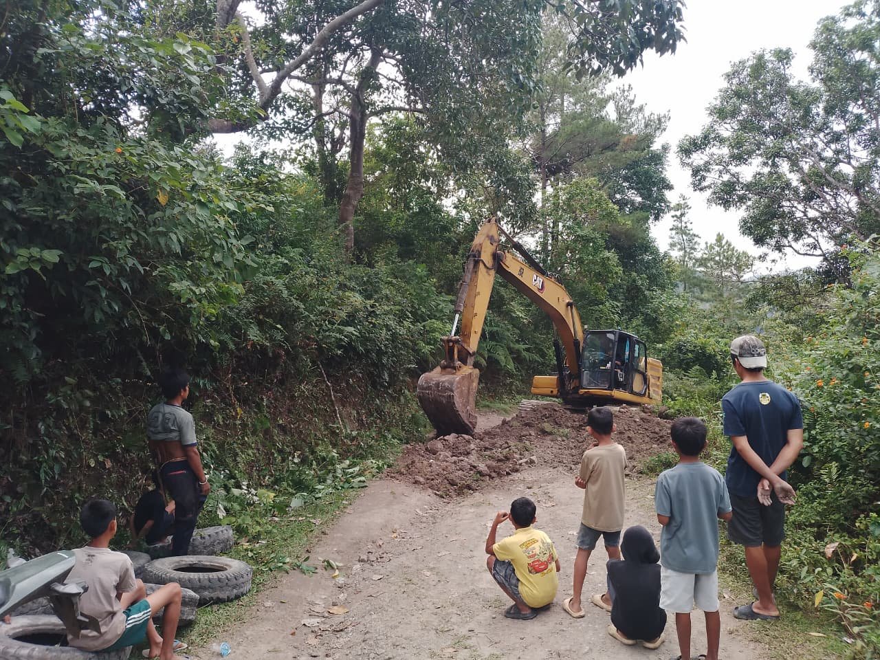 Excavator Andalkan Kekuatan Alat Berat, Percepatan Peningkatan Jalan TMMD ke-129 Kodim 1407/Bone Terus Dikebut