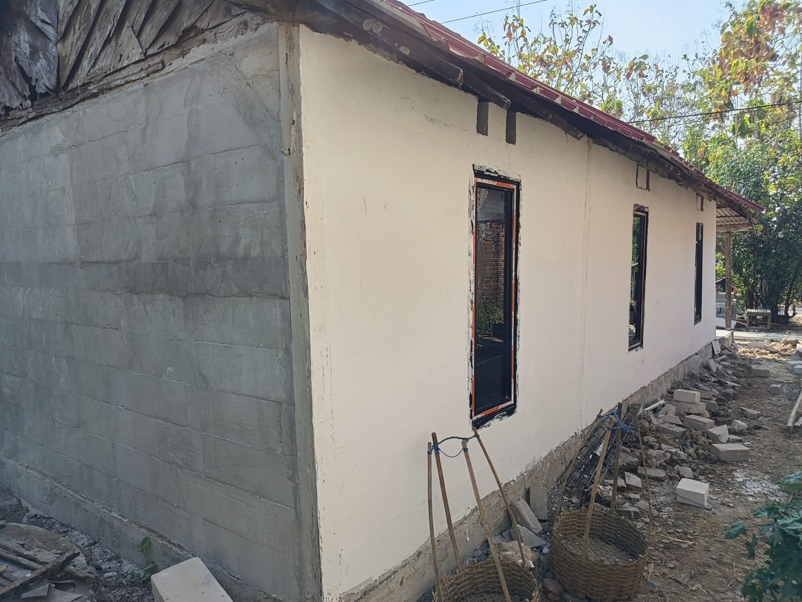 Progres RTLH TMMD Ke-129 Kodim 0813/Bojonegoro Semakin Nyata, Dinding Rumah Ibu Saelah Tampil Rapi*