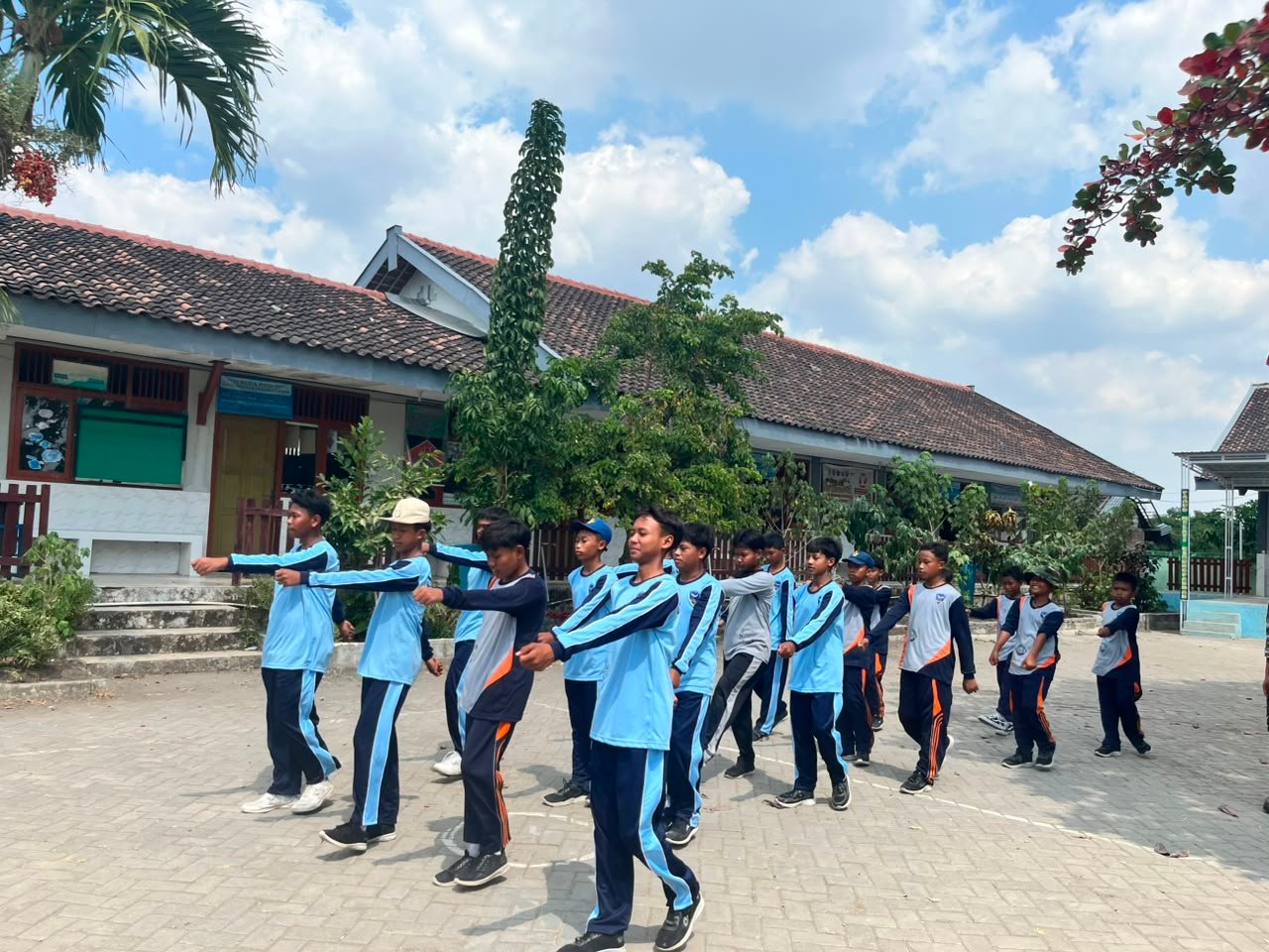 Satgas TMMD Ke-129 Tanamkan Wawasan Kebangsaan kepada Pelajar SMPN 1 Atap Kesongo