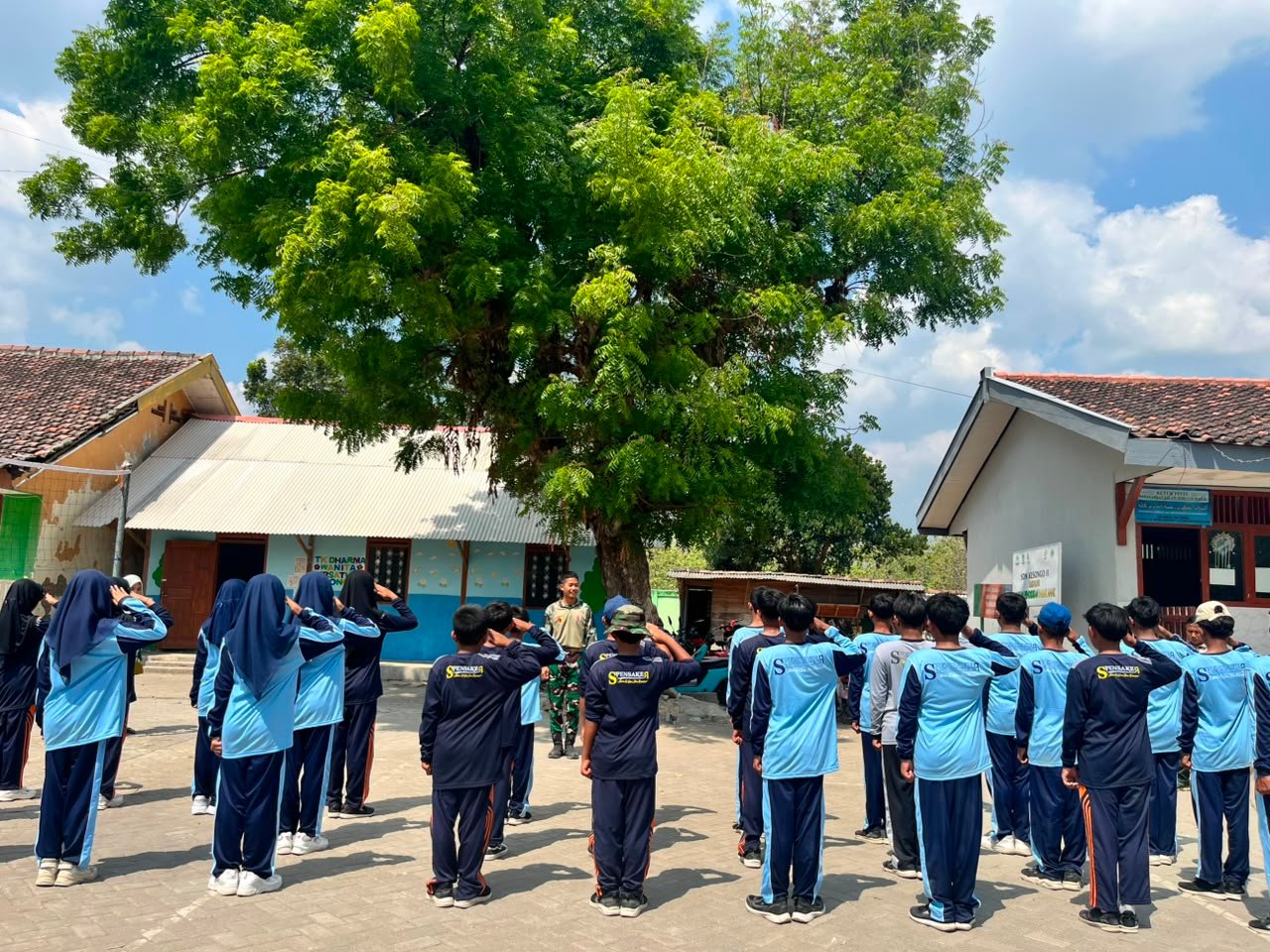 Latihan PBB di SMPN 1 Atap Kesongo, Satgas TMMD Bentuk Karakter Disiplin Pelajar