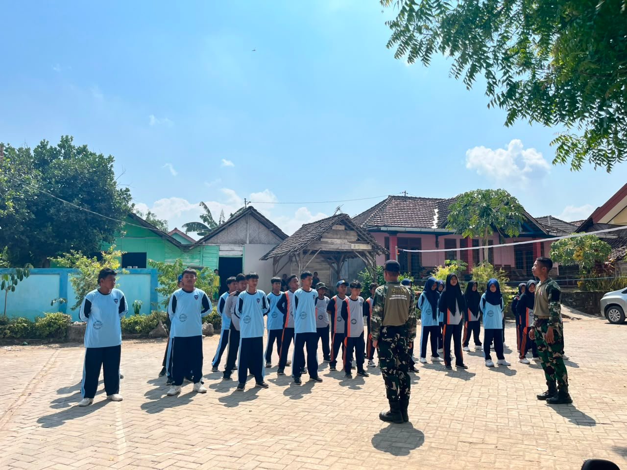 Satgas TMMD Ke-129 Ajarkan Disiplin dan Kekompakan kepada Siswa SMPN 1 Atap Kesongo