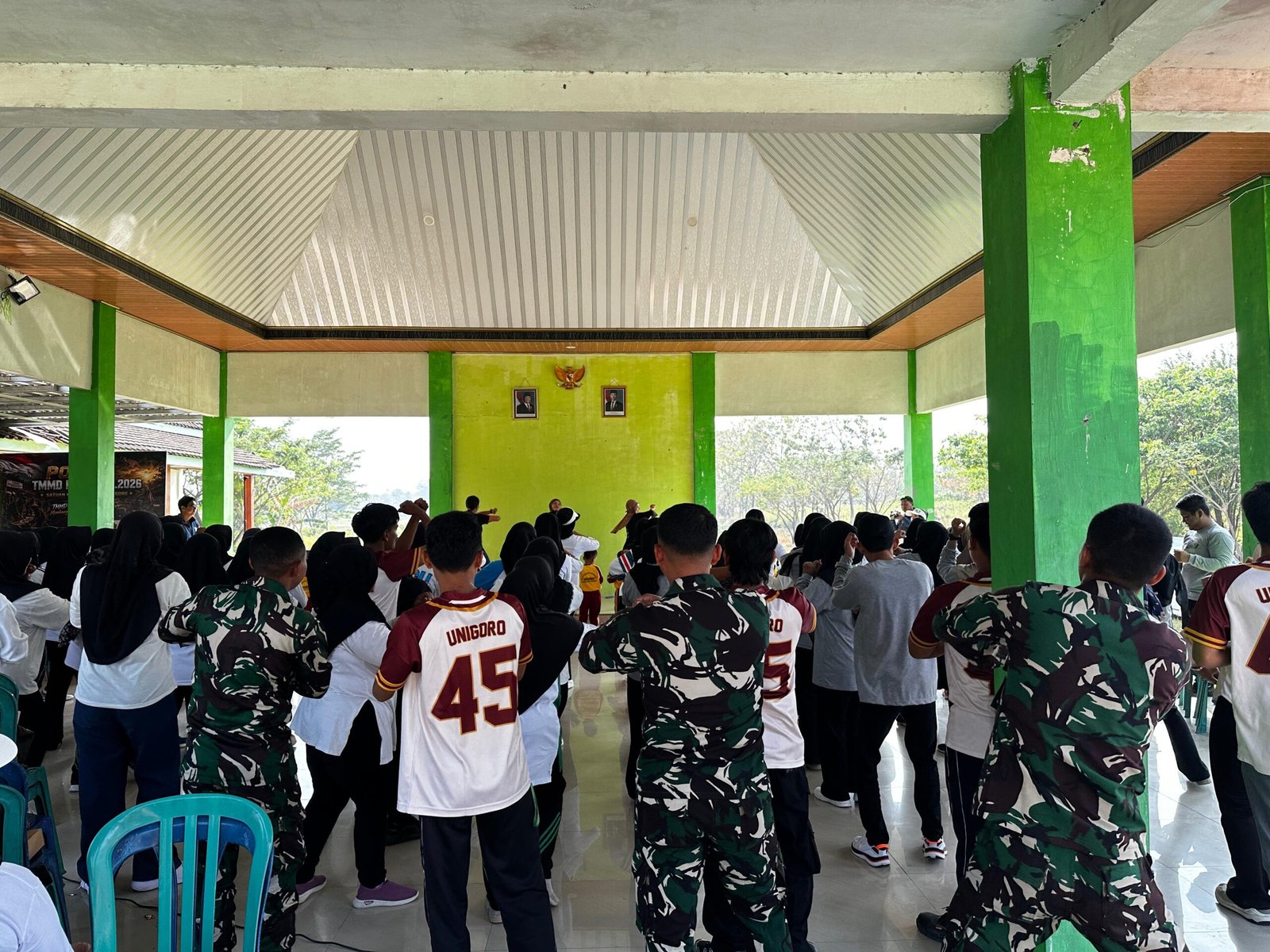 Pererat Kemanunggalan, Satgas TMMD Ke-129 Kodim 0813/Bojonegoro Gelar Senam Bersama Warga Kesongo