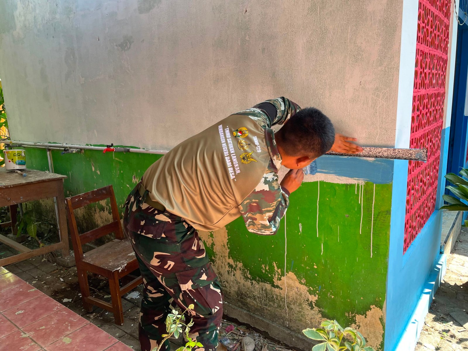 Gotong Royong Satgas dan Warga Warnai Pembenahan SDN Kesongo 1