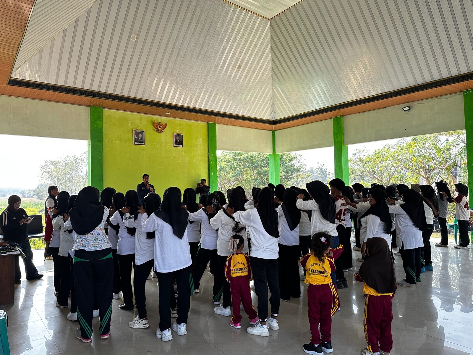 Semangat Kebersamaan Warnai Senam PKK, KKN dan Warga dalam Program TMMD Ke-129 Kodim 0813/Bojonegoro