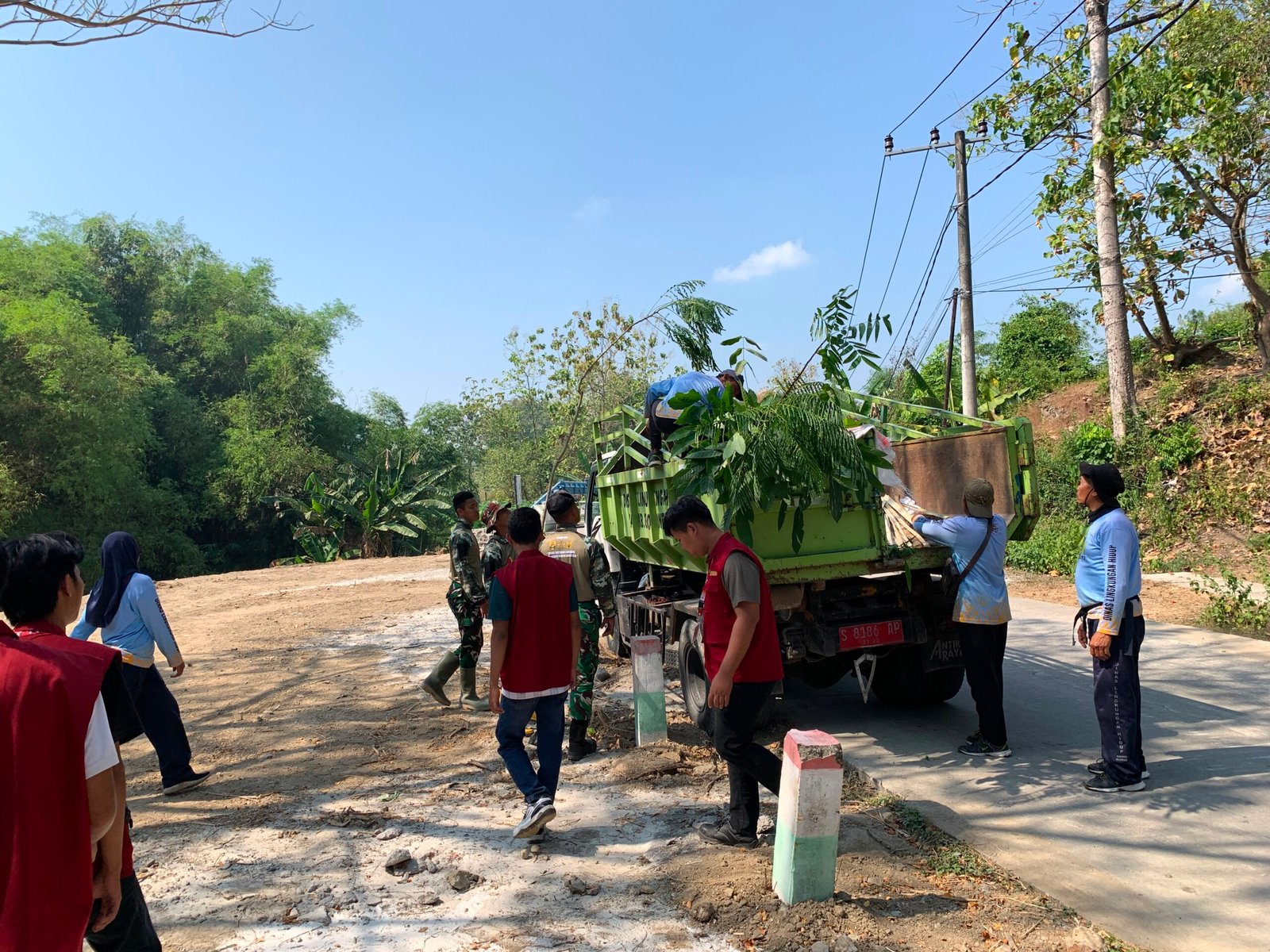Jaga Kelestarian Lingkungan, Satgas TMMD dan Warga Bersama Tanam Pohon di Kesongo