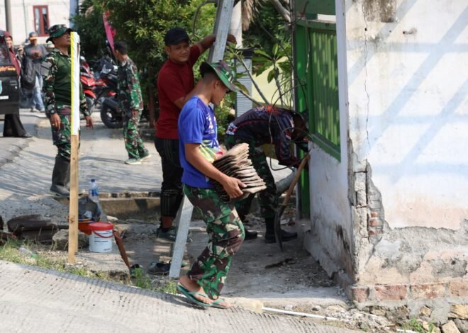 ​Perkokoh Reng atap Pos Ronda Desa, Satgas TMMD 129 Kodim 0812/Lamongan Lakukan Peremajaan Atap Pos Kamling