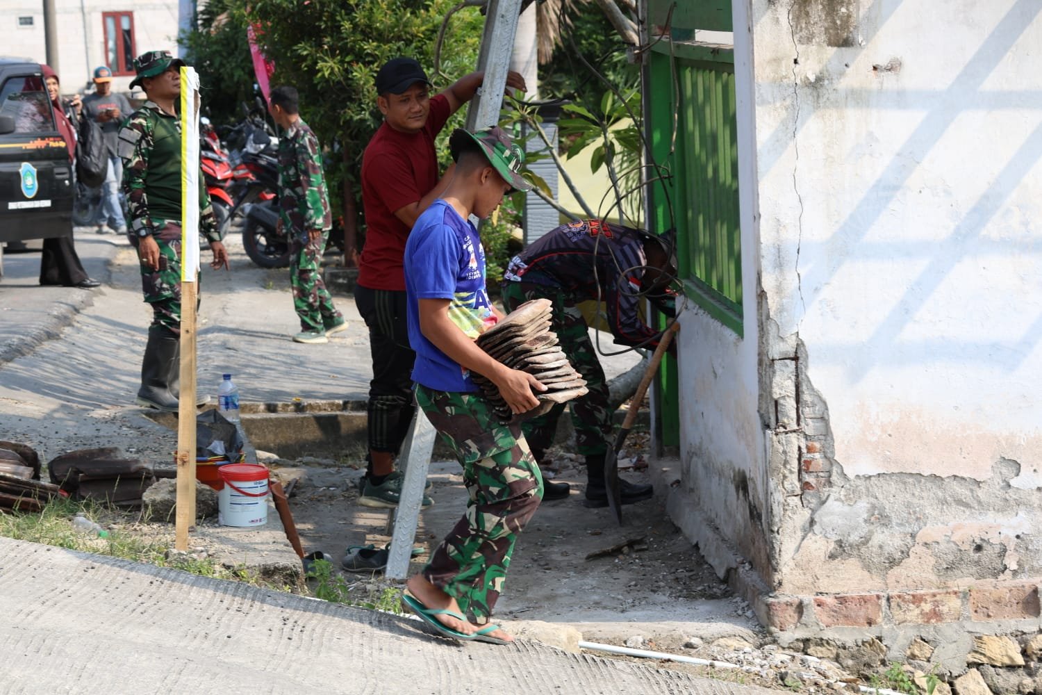 ​Perkokoh Reng atap Pos Ronda Desa, Satgas TMMD 129 Kodim 0812/Lamongan Lakukan Peremajaan Atap Pos Kamling