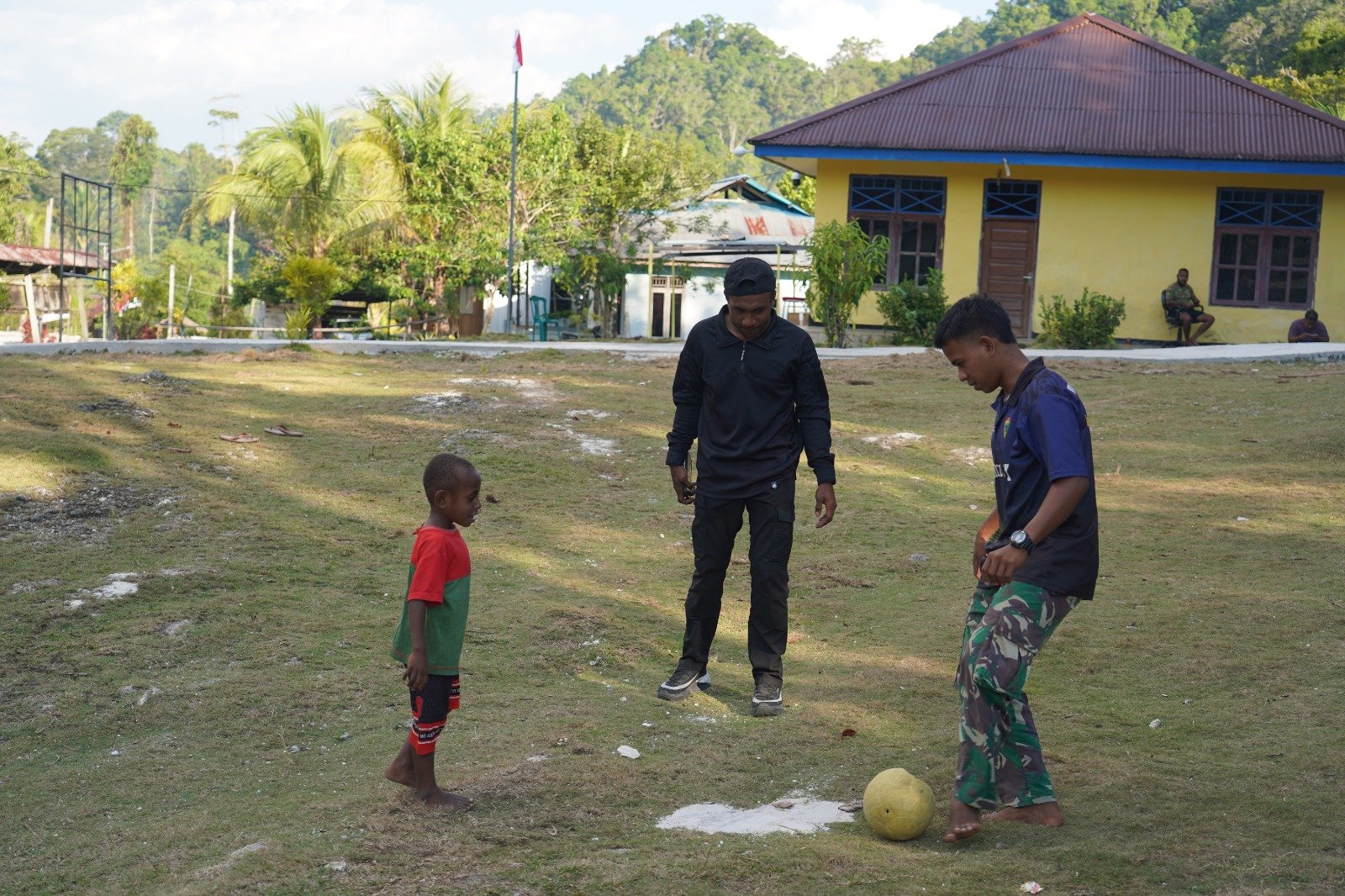 Bukan Sekadar Membangun Desa, Satgas TMMD Ke-129 Hadirkan Keceriaan Bersama Anak-Anak Kampung Sesor