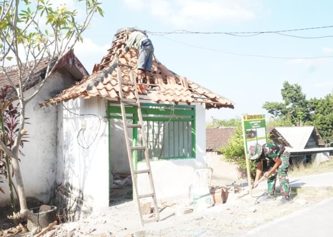 Wujudkan Keamanan Desa, Satgas TMMD 129 Kodim 0812/Lamongan dan Warga Tlemang Bahu-Membahu Pasang Atap Pos Kamling