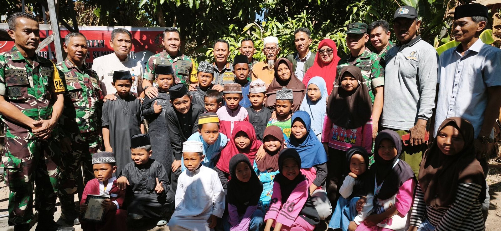 Senyum Ceria di TMMD Ke-129 Kodim 1404/Pinrang, Anak-Anak Berebut Abadikan Momen Bersama Marsma TNI Arifaini Nur Dwiyanto, M.Han.