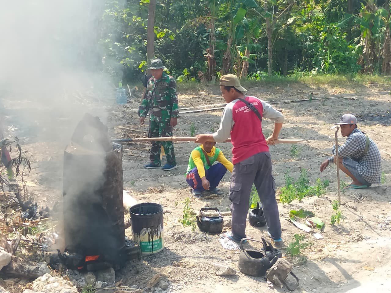 Pembakaran Aspal Jadi Tahapan Penting Pembangunan Sasaran Fisik TMMD Ke-129 Kodim 0813/Bojonegoro