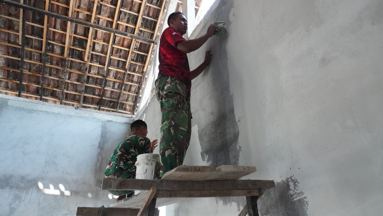 Sentuhan Halus Loreng Hijau di Desa Tlemang: Saat Ketelitian Satgas TMMD 129 Kodim 0812/Lamongan Merajut Harapan di Rumah Pak Saiful