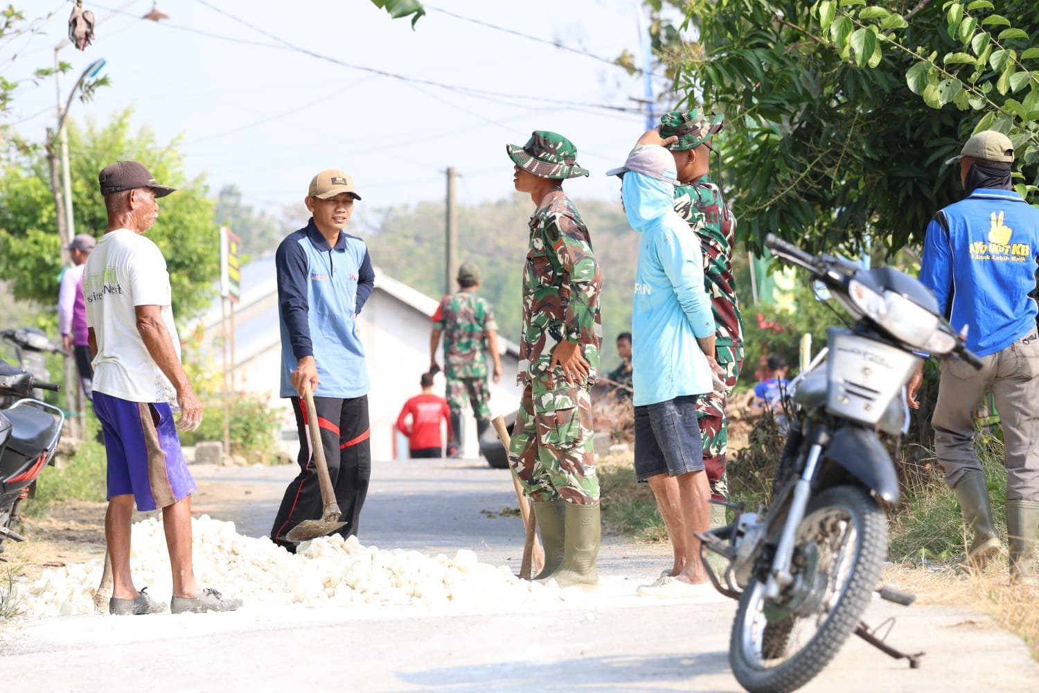 ​Hangatnya kebersamaan Sambil Bekerja, Cara Satgas TMMD ke-129 Kodim 0812/Lamongan Menyapa Hati Warga Desa Tlemang