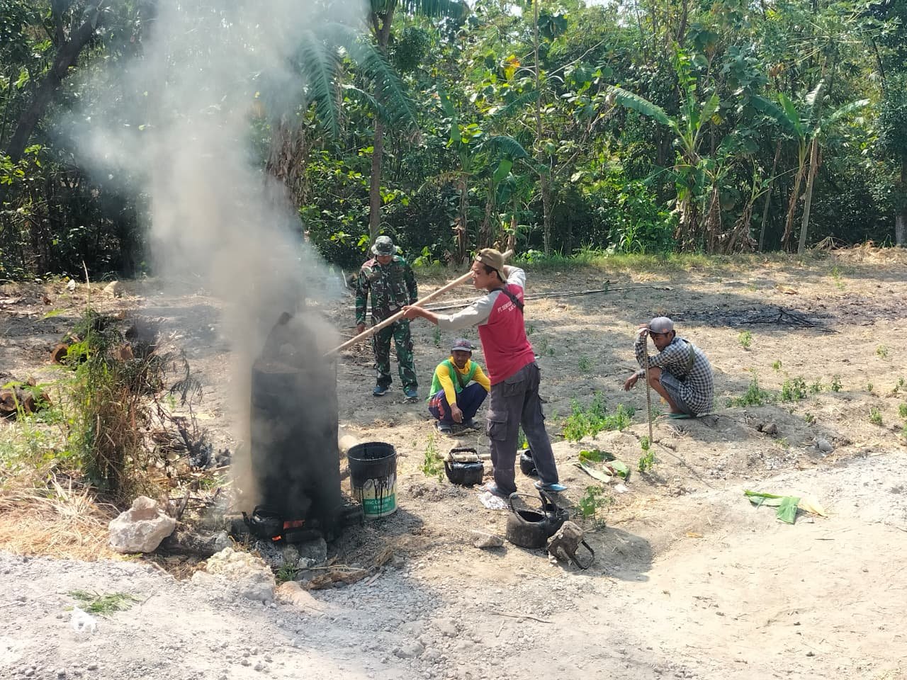 Kerja Tanpa Henti, Satgas TMMD Ke-129 Kodim 0813/Bojonegoro Olah Aspal untuk Dukung Pembangunan