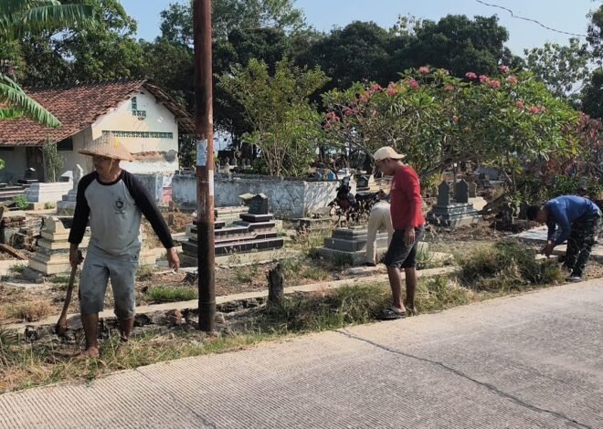 Satgas TMMD ke-129 Kodim 0620/Kab. Cirebon Gelar Karya Bakti Bersihkan TPU Desa Luwung Kencana