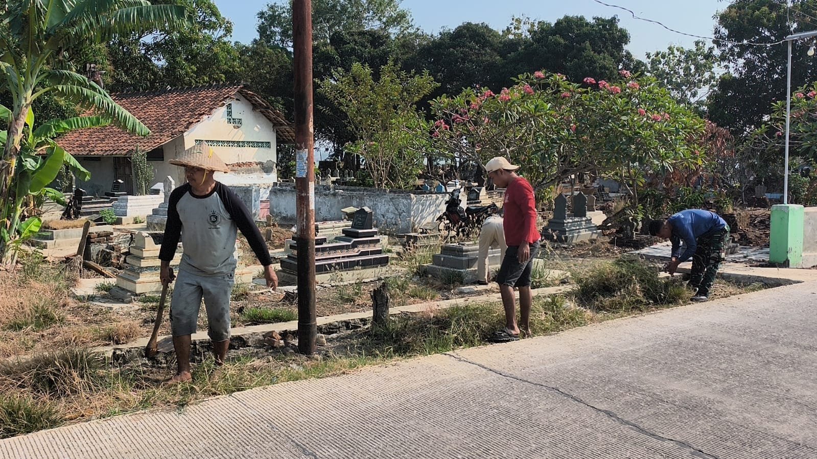 Satgas TMMD ke-129 Kodim 0620/Kab. Cirebon Gelar Karya Bakti Bersihkan TPU Desa Luwung Kencana