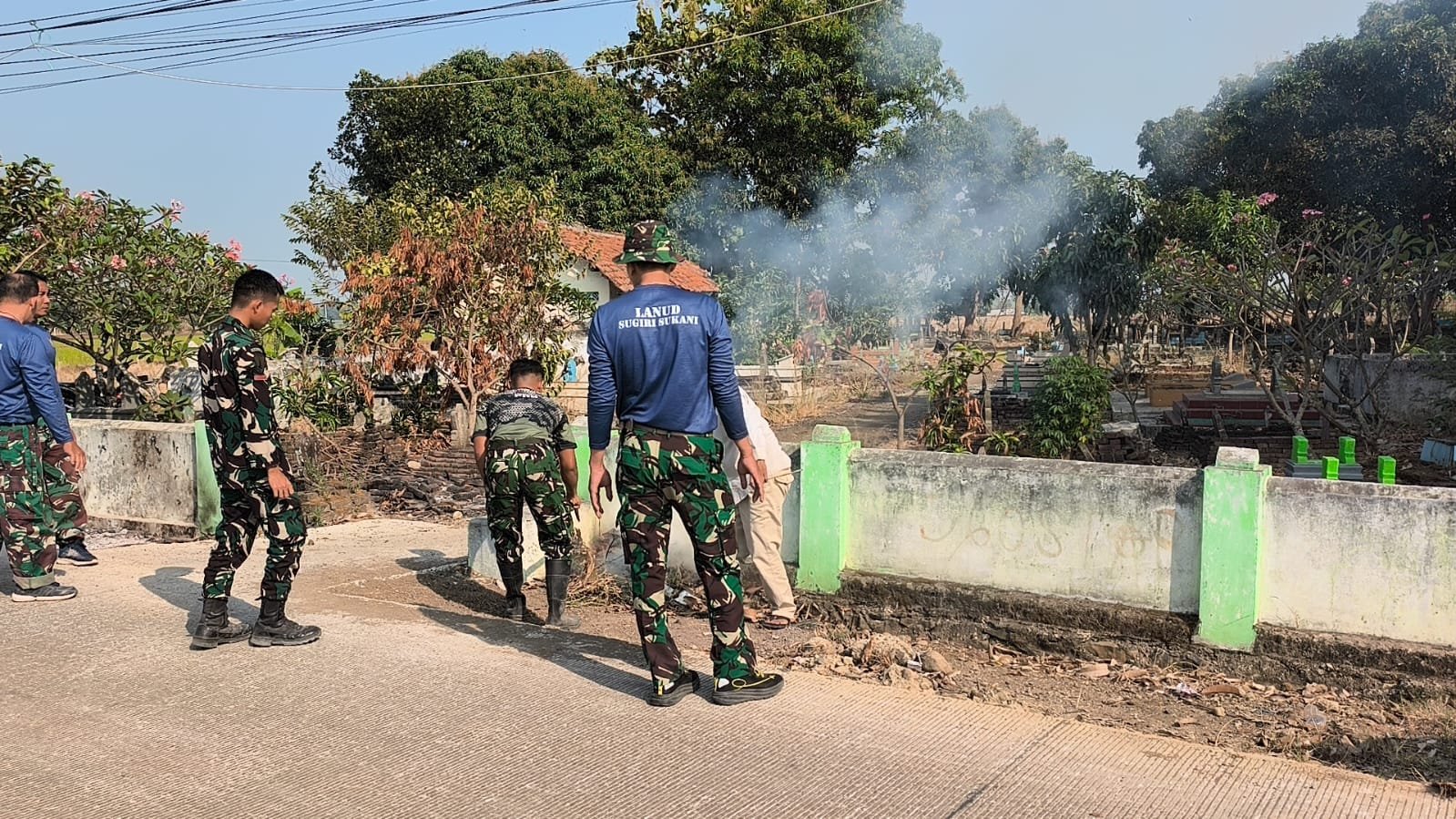 Semangat Gotong Royong Warnai Karya Bakti Pembersihan TPU Desa Luwung Kencana dalam TMMD ke-129