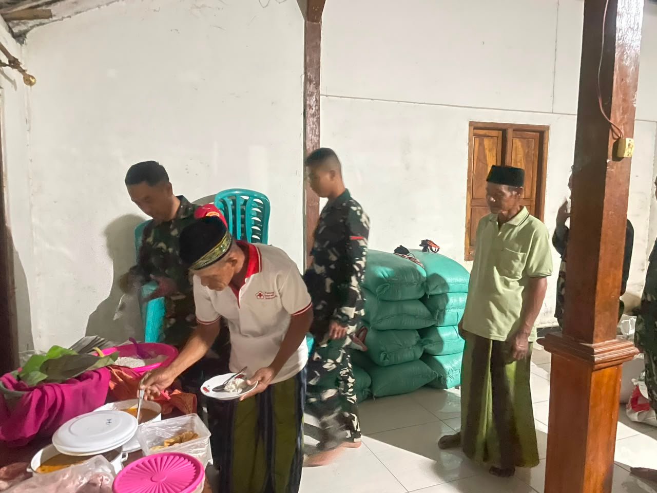 Hangatnya Sambutan Warga, Satgas TMMD Ke-129 Kodim 0813/Bojonegoro Makan Malam Bersama Pak RT Sukadi