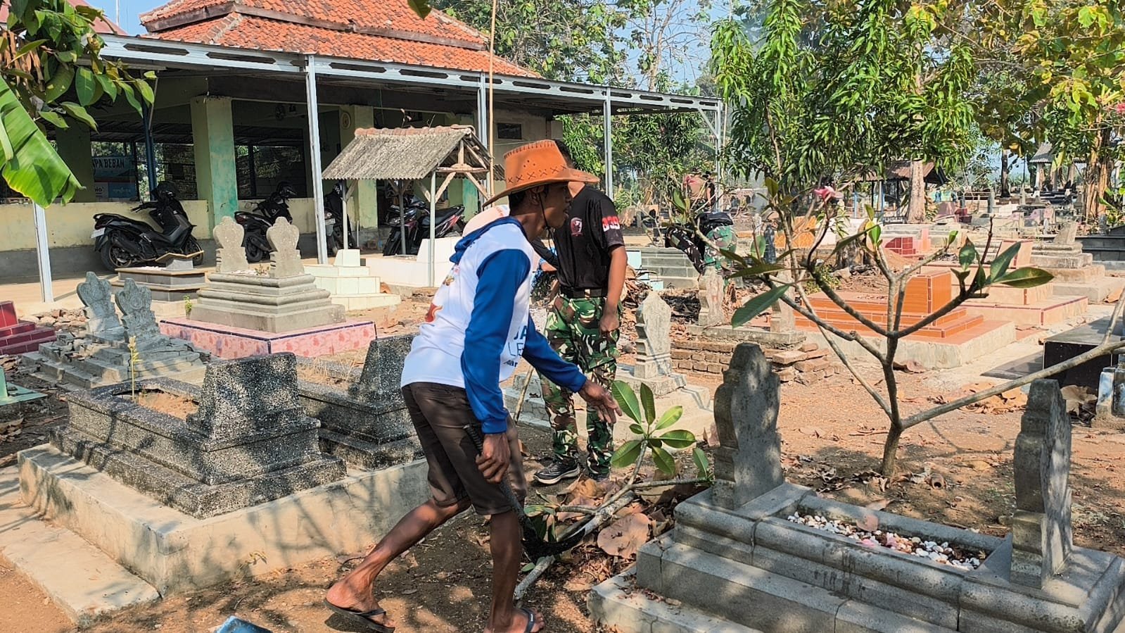 TMMD ke-129 Kodim 0620/Kab. Cirebon, Wujudkan Lingkungan TPU Desa Luwung Kencana yang Bersih dan Nyaman