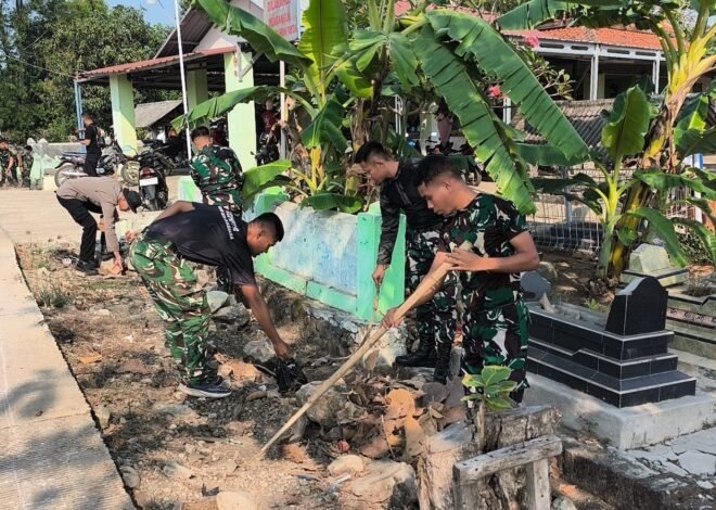 Karya Bakti TMMD ke-129, Kodim 0620/Kab. Cirebon Bersihkan TPU Desa Luwung Kencana