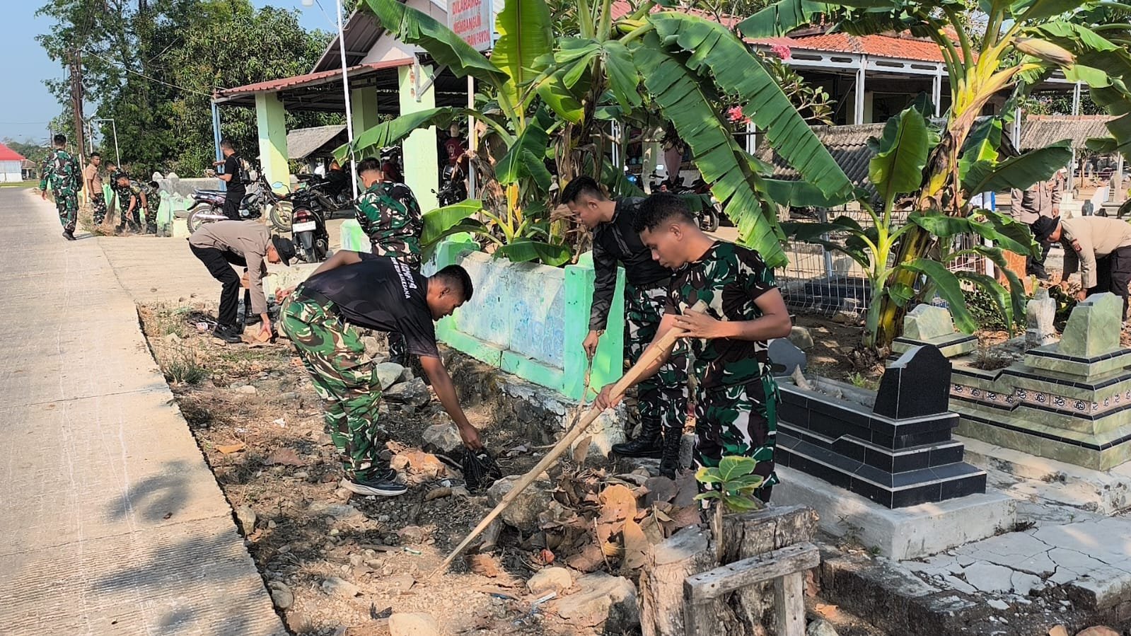 Karya Bakti TMMD ke-129, Kodim 0620/Kab. Cirebon Bersihkan TPU Desa Luwung Kencana