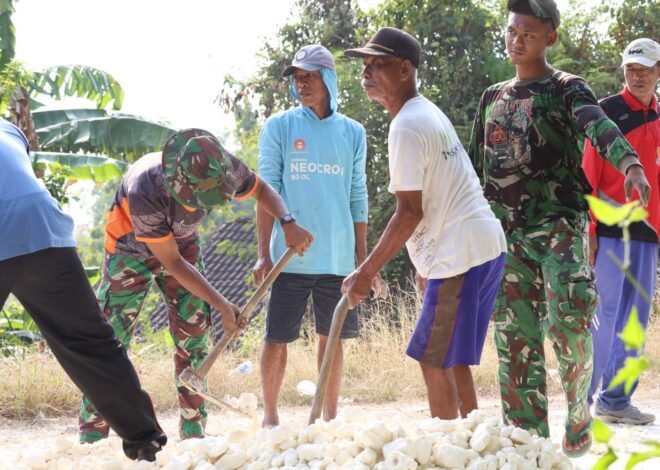 Cangkul Tua dan Semangat Kakek Sukio: Potret Nyata Kemanunggalan TNI-Rakyat di Lamongan