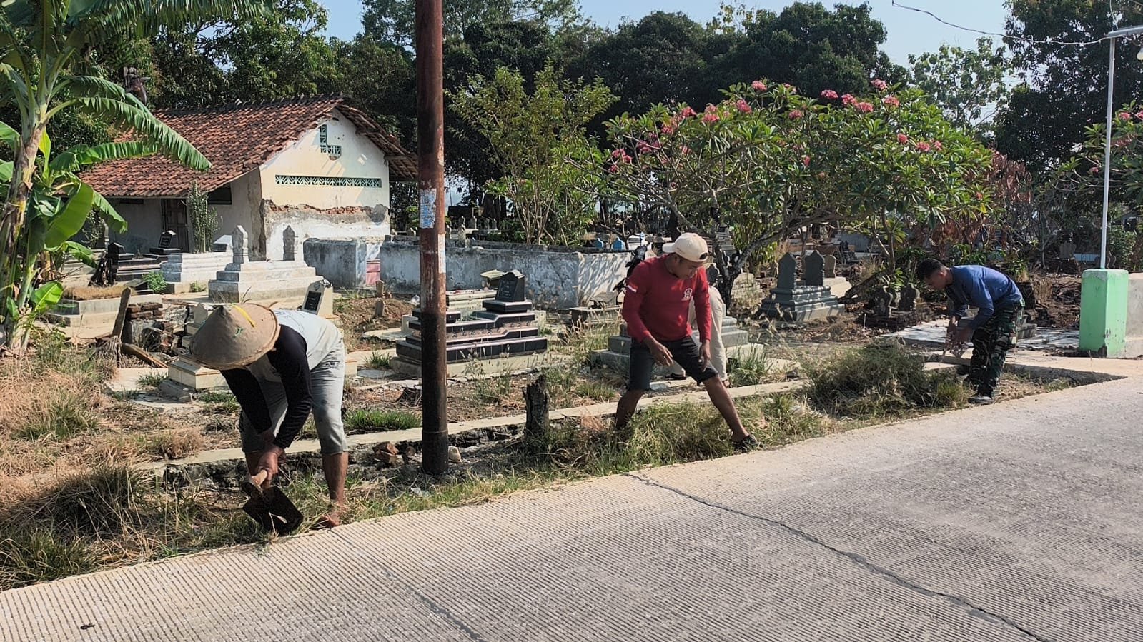 Perkuat Kemanunggalan TNI dan Rakyat, Satgas TMMD ke-129 Gelar Karya Bakti di TPU Desa Luwung Kencana