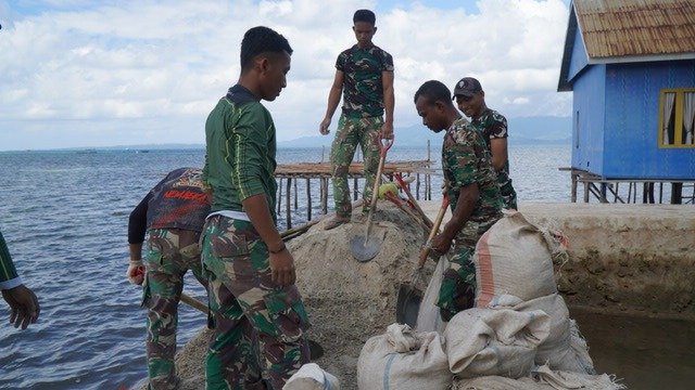 Satgas TMMD Angkut Material Pasir dengan Sepeda Motor untuk Pekerjaan Rabat Beton Jalan