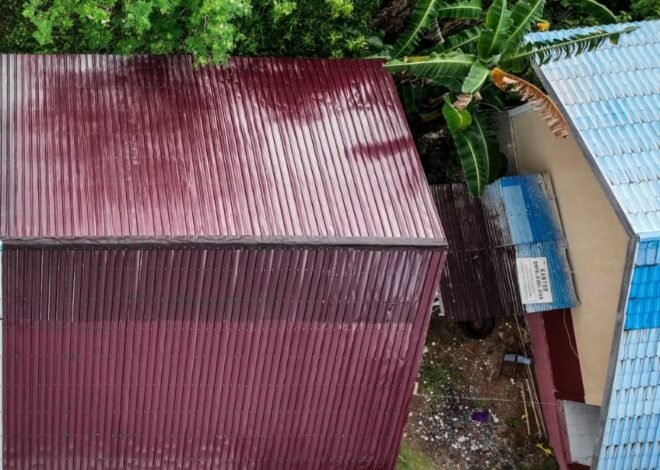 Pemasangan Atap Seng dan Plafon SMP Negeri 2 Bungku Selatan Rampung