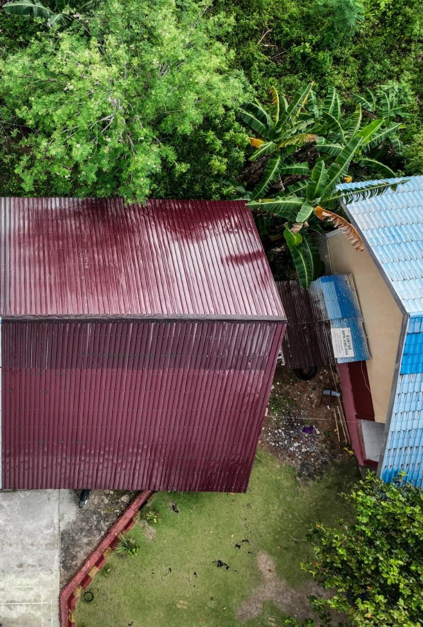 Pemasangan Atap Seng dan Plafon SMP Negeri 2 Bungku Selatan Rampung