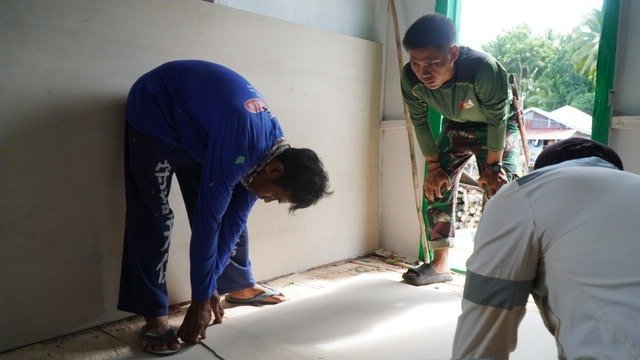 Renovasi RTLH Milik Bapak Nardianto Masuki Tahap Pemasangan Kasbor Dinding Dapur