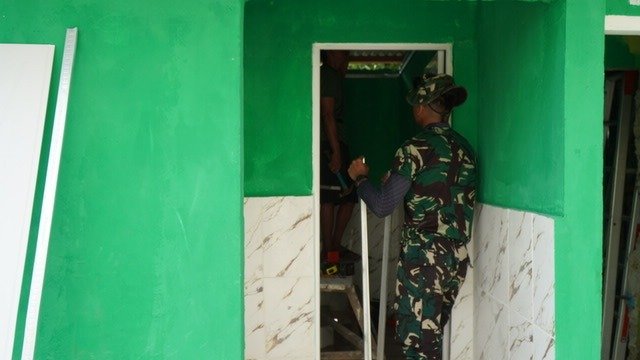 Pemasangan Plafon MCK Masjid Quba Desa Umbele Terus Dikebut Satgas TMMD