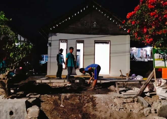 TMMD Ke-129 Kodim 0812/Lamongan: Sentuhan Kasih Prajurit TNI Plester Teras Rumah Ibu Kemi di Desa Tlemang