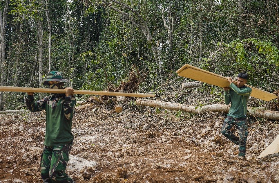 Satgas TMMD Bersama Masyarakat Ambil Material Papan untuk Pekerjaan RTLH