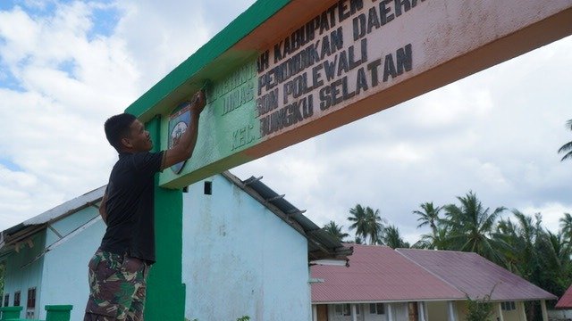 Satgas TMMD Laksanakan Pengecatan Papan Nama SD Negeri Polewali