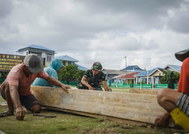 Gotong Royong Warga Desa Umbele dan Satgas TMMD Bangun Gapura sebagai Simbol Kehadiran TMMD