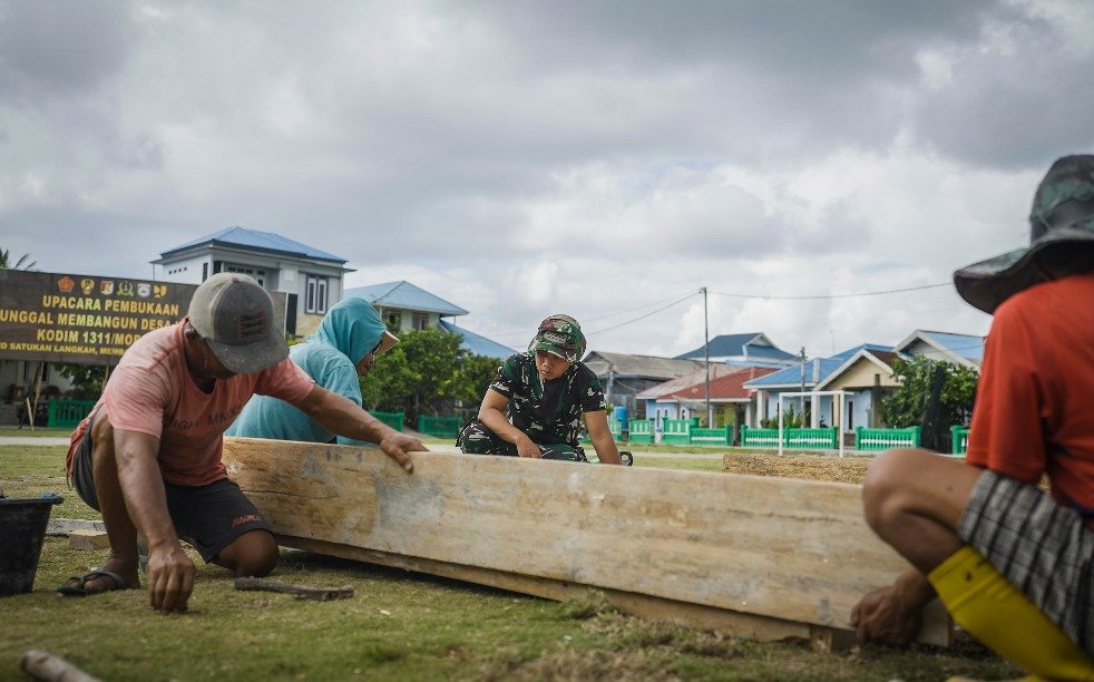 Gotong Royong Warga Desa Umbele dan Satgas TMMD Bangun Gapura sebagai Simbol Kehadiran TMMD