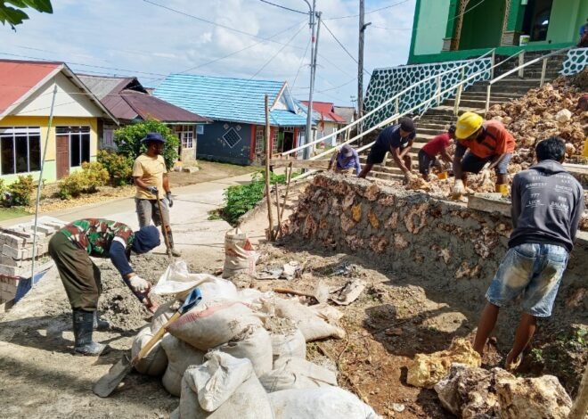Satgas TMMD dan Warga Gotong Royong Pasang Tangga Program Manunggal Air Bersih di Desa Polewali
