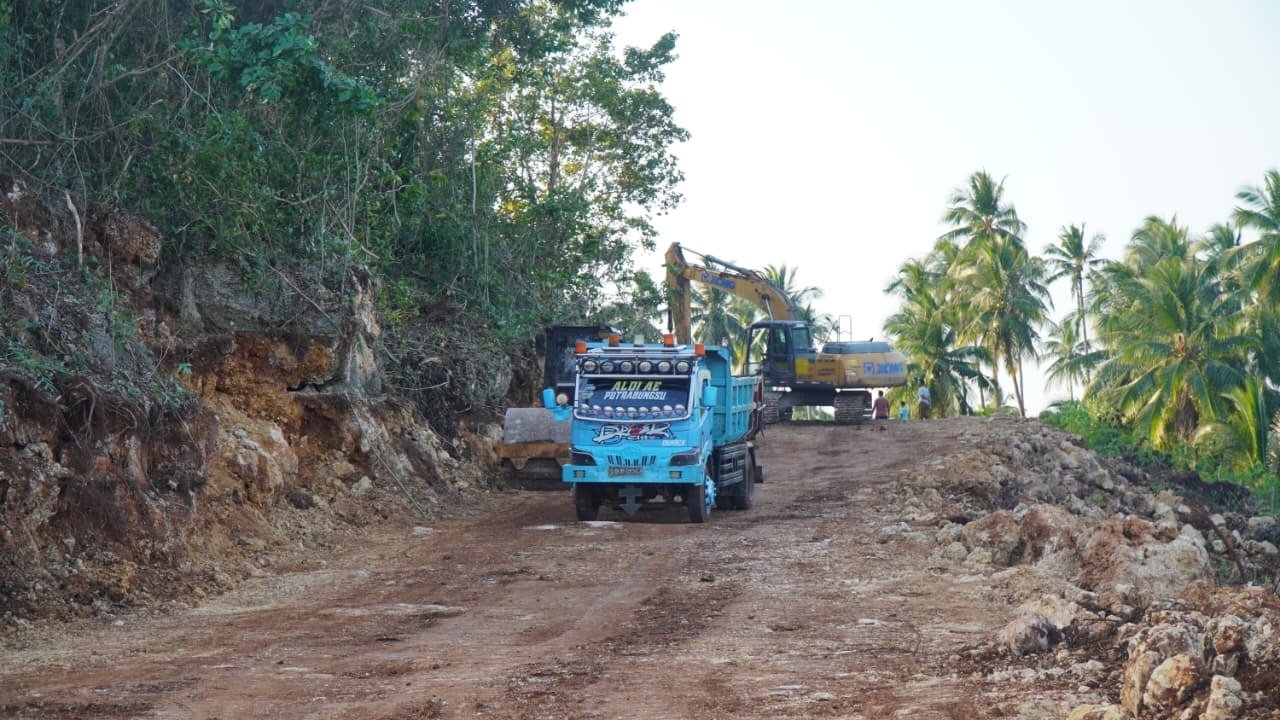 Alhamdulillah, Jalan Penghubung Kepulauan Umbele Kini Sudah Dapat Dilalui Truk