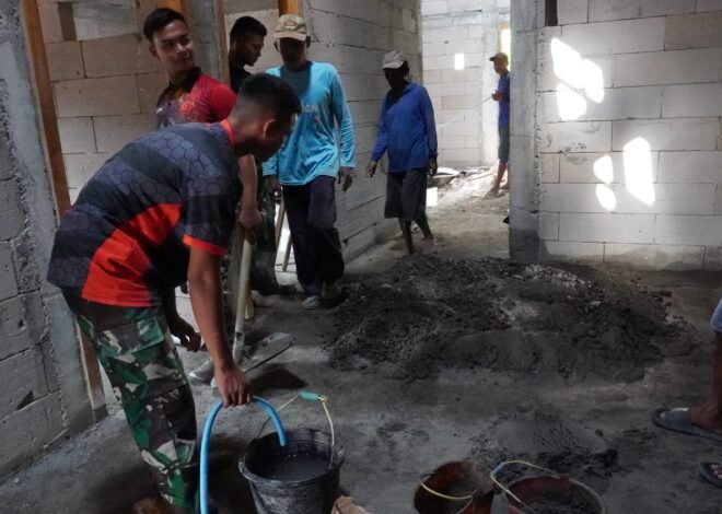 ​Resep Kokohkan Harapan: Anggota Satgas TMMD ke-129 Kodim 0812/Lamongan Telaten Racik Adonan Semen Demi Hunian Layak Warga Tlemang