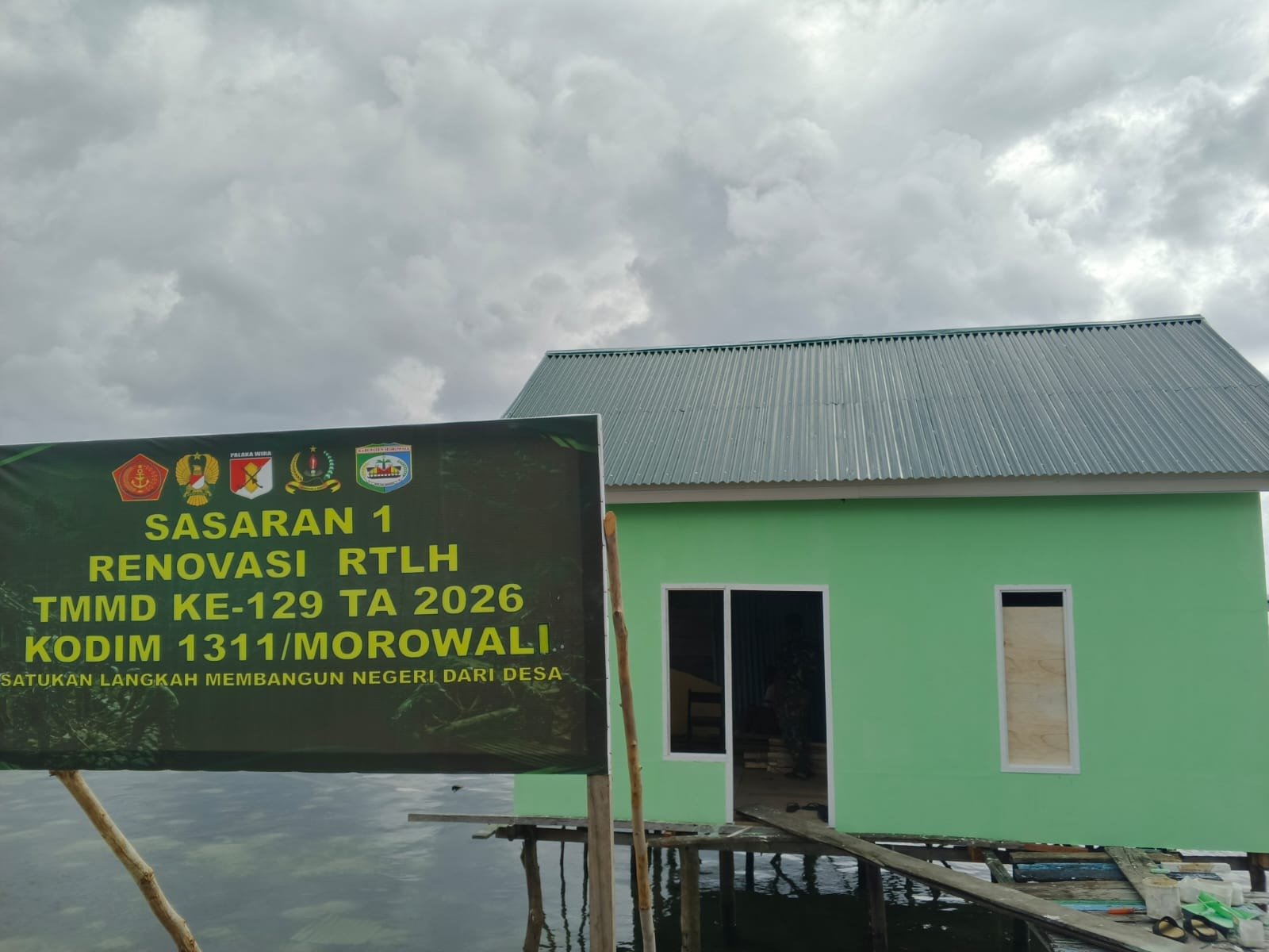 Renovasi RTLH Milik Ibu Samsiah Memasuki Tahap Pemasangan Lantai dan Dinding Dapur