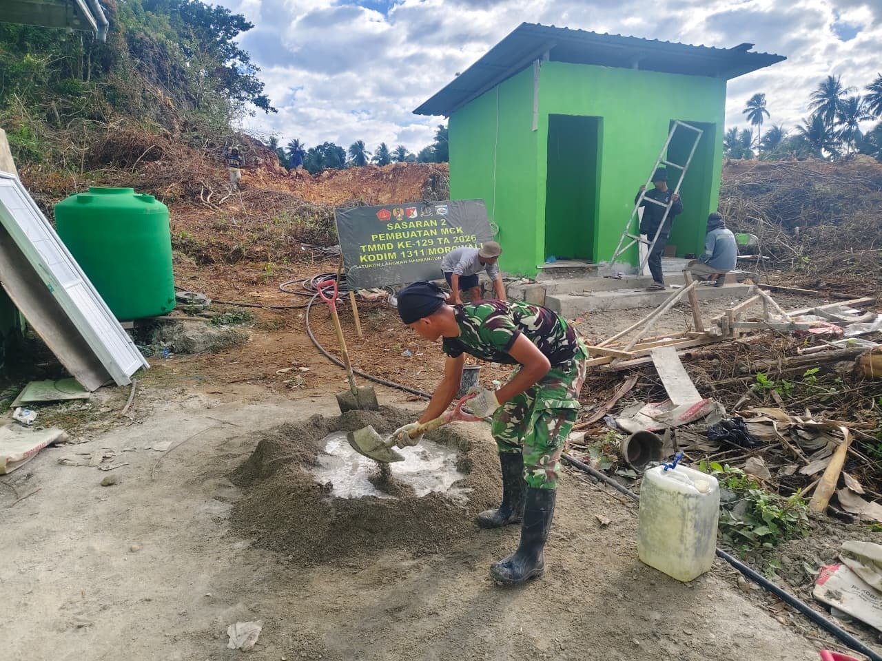 Satgas TMMD Laksanakan Pengecoran Lantai MCK Masjid di Desa Polewali