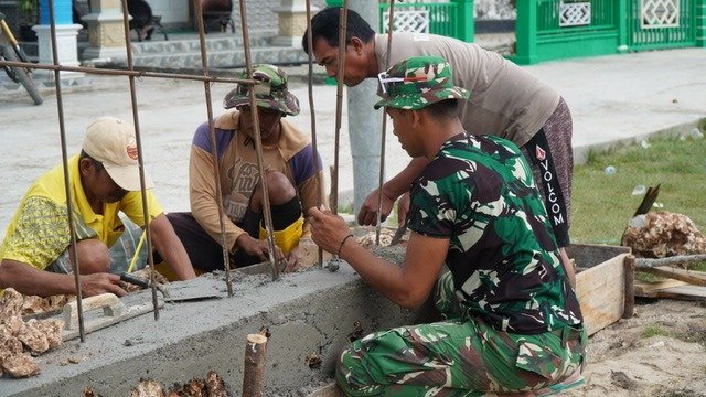 Satgas TMMD Bersama Masyarakat Bangun Gapura TMMD di Desa Umbele