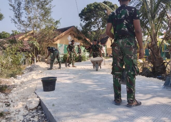 Gotong Royong Satgas TMMD Ke-129 Kodim 0813/Bojonegoro Perkuat Sisi Badan Jalan di Kedung Pandan