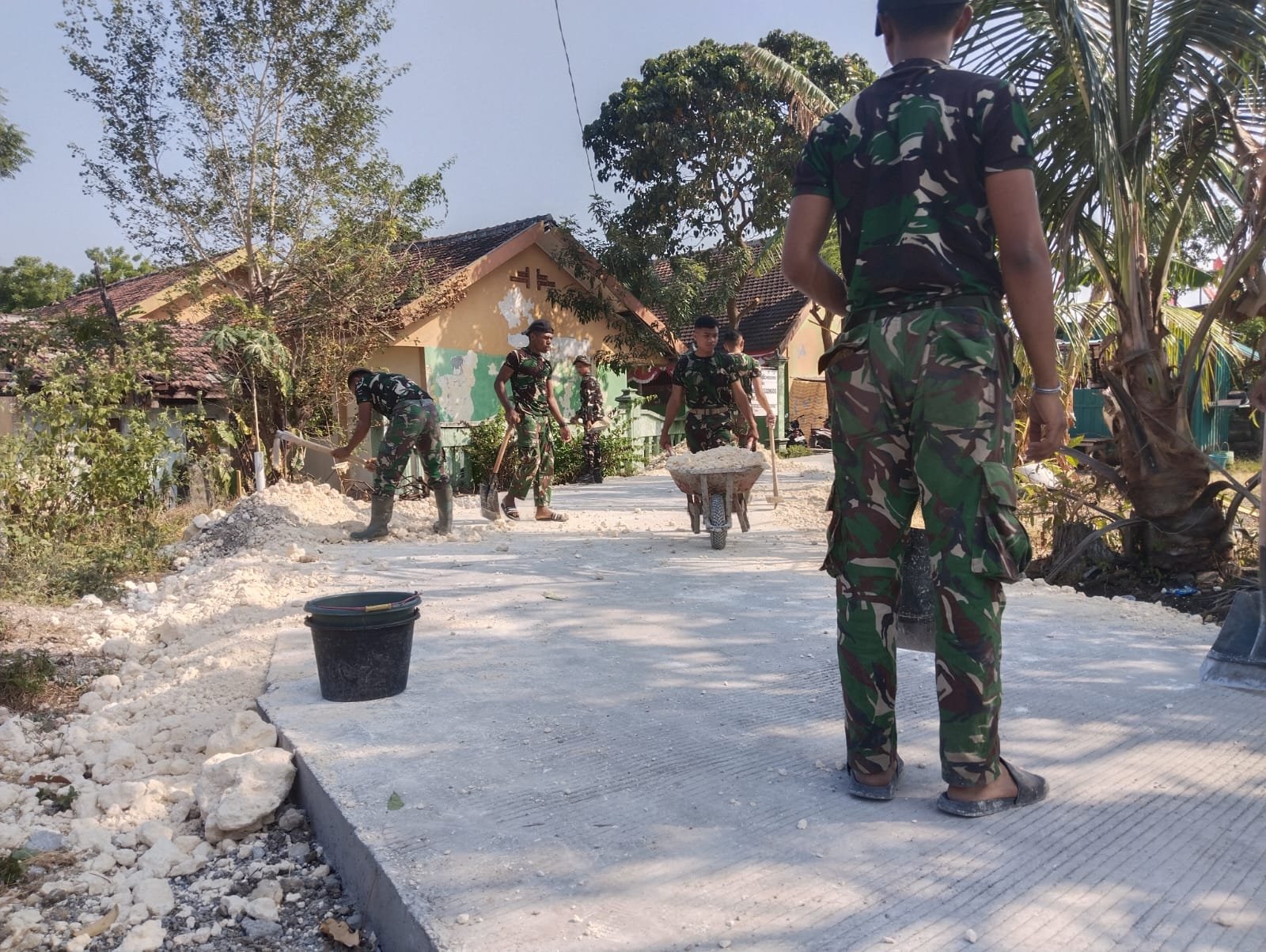 Gotong Royong Satgas TMMD Ke-129 Kodim 0813/Bojonegoro Perkuat Sisi Badan Jalan di Kedung Pandan