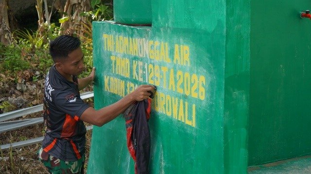 Satgas TMMD Percantik Sarana Manunggal Air Bersih dengan Pengecatan Identitas Program
