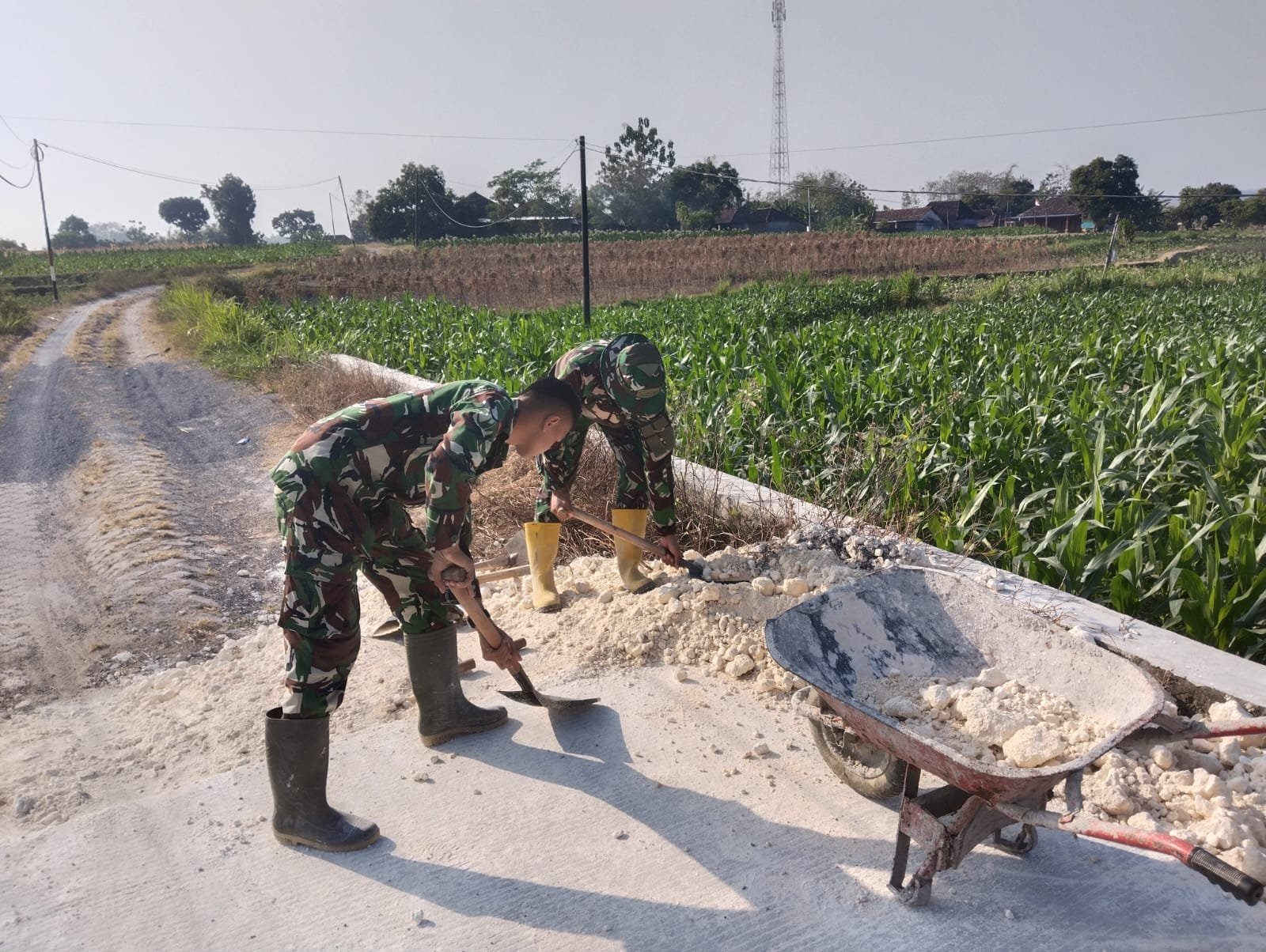 Kekompakan Satgas TMMD Kodim 0813/Bojonegoro Warnai Penimbunan Sisi Jalan di Kedung Pandan