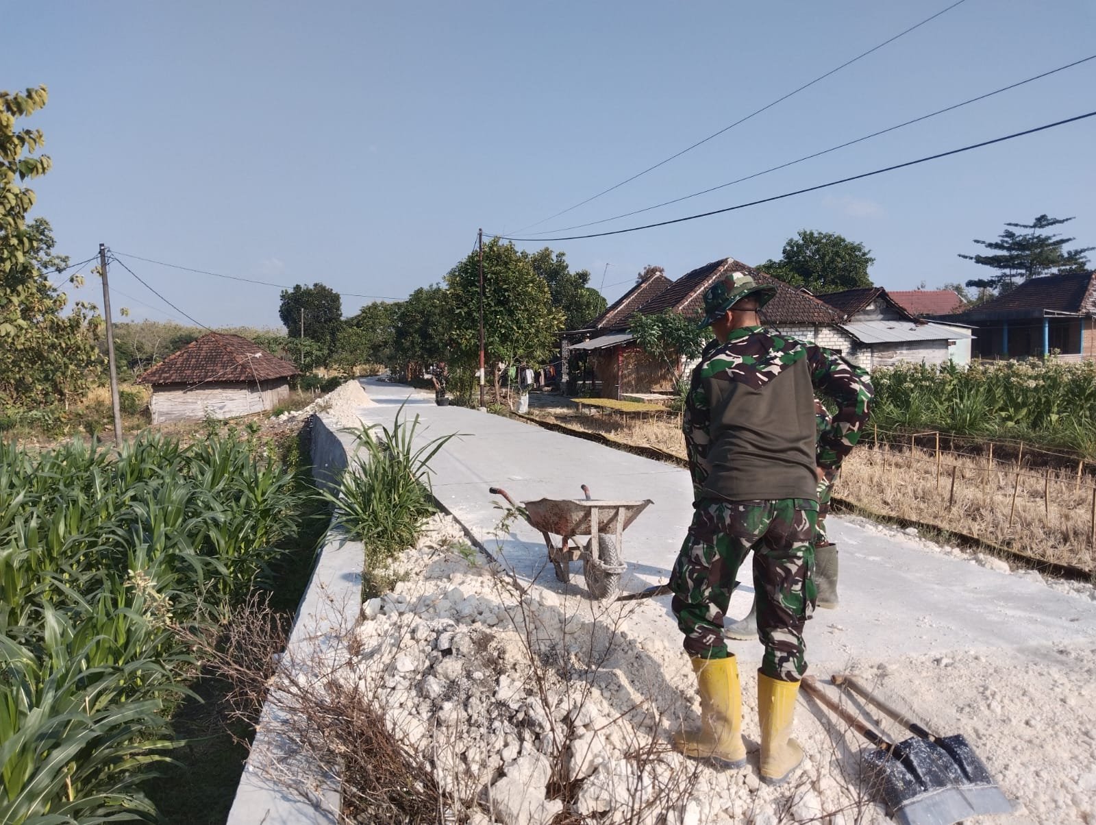 Bahu Membahu, Satgas TMMD Ke-129 Kodim 0813/Bojonegoro Optimalkan Penimbunan Jalan di Kedung Pandan